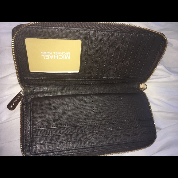 Brand new Authentic Michael Kors wallet/wristlet - Picture 2 of 2